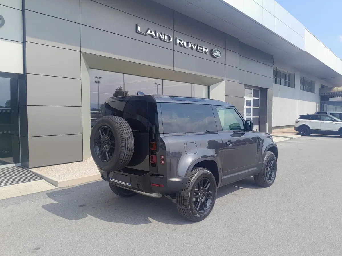 Land Rover Defender nuova a Cuneo (8)