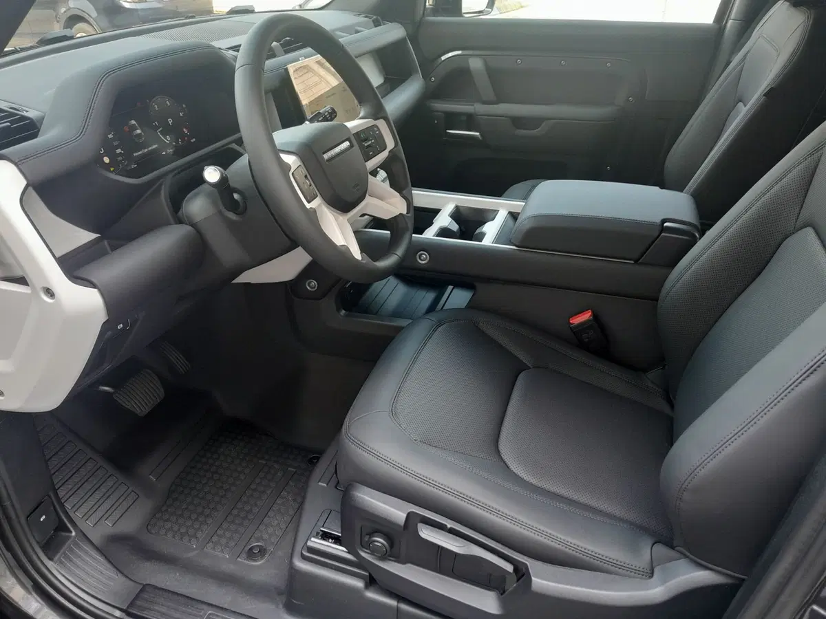 Land Rover Defender nuova a Cuneo (9)