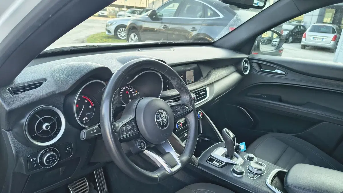 Alfa Romeo Stelvio usata a Padova (8)