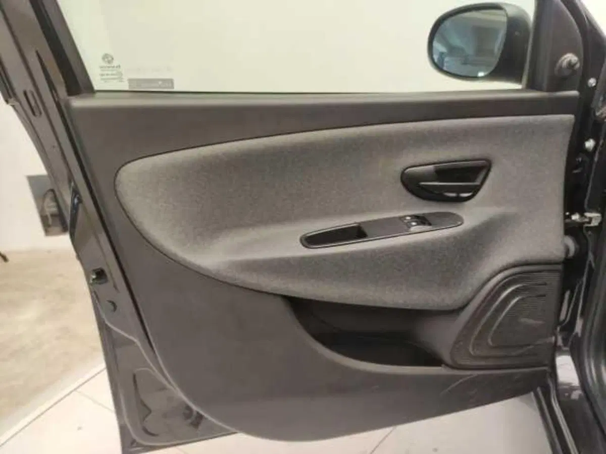 Lancia Ypsilon usata a Avellino (11)
