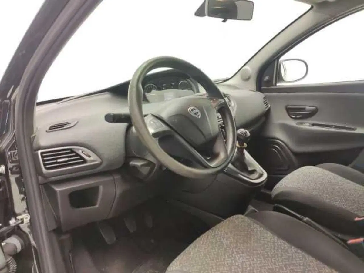 Lancia Ypsilon usata a Avellino (13)