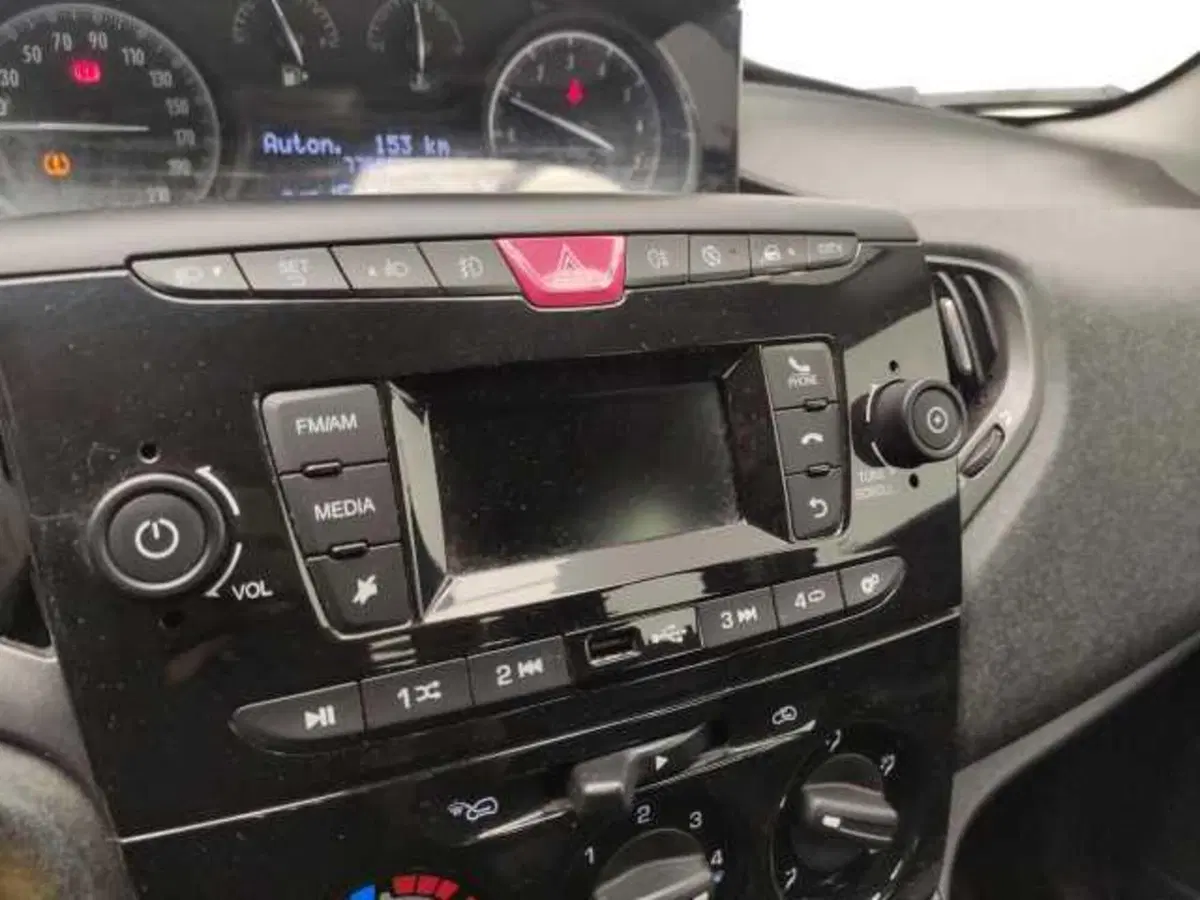 Lancia Ypsilon usata a Avellino (15)