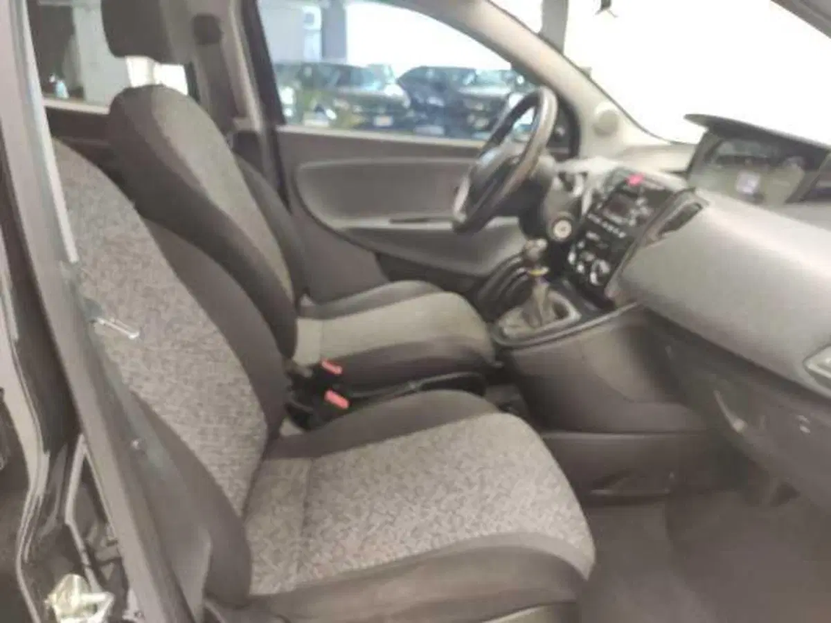 Lancia Ypsilon usata a Avellino (19)