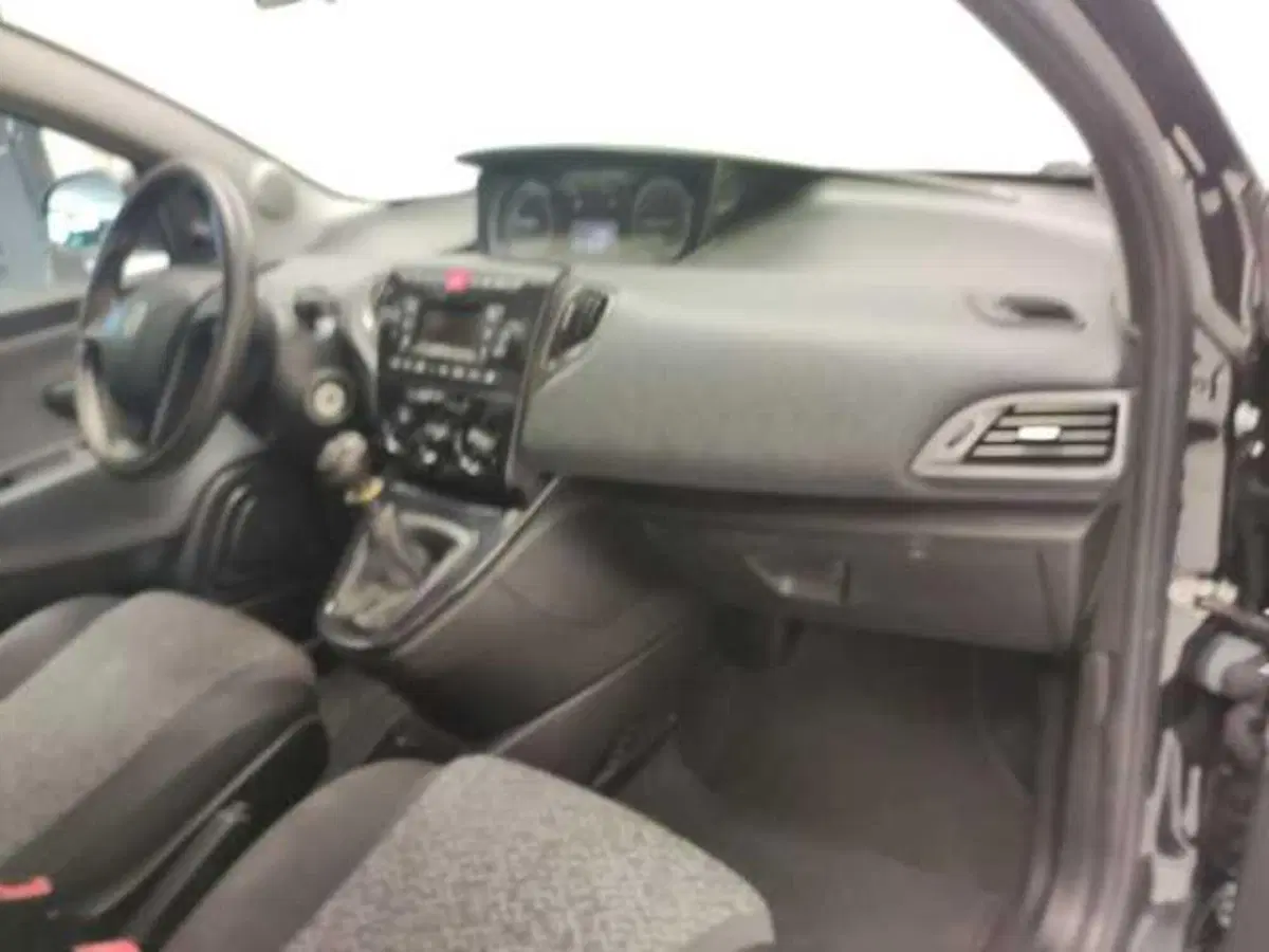 Lancia Ypsilon usata a Avellino (20)