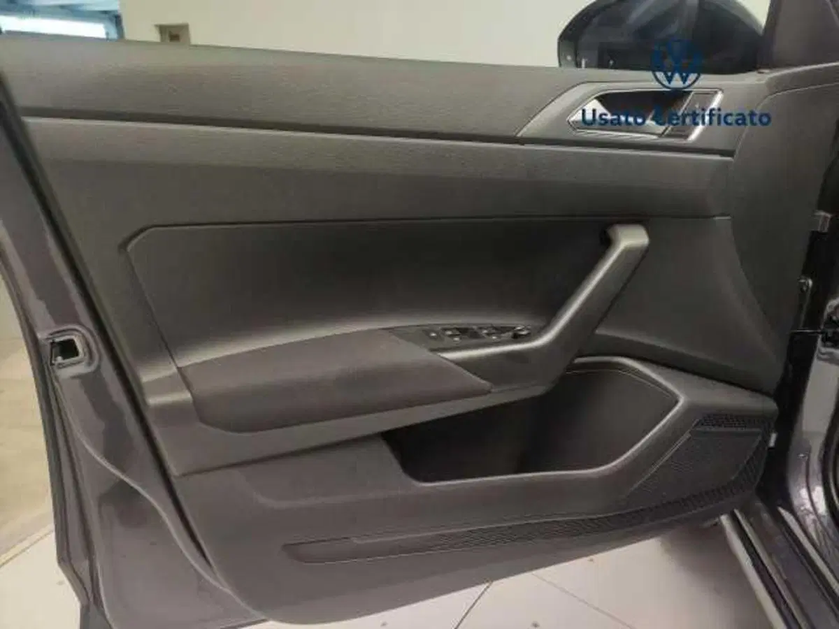 Volkswagen Taigo nuova a Avellino (18)