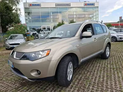 Mitsubishi Outlander 2.0 DI-D Instyle 7 p.ti DPF del 2007 usata a Montorfano