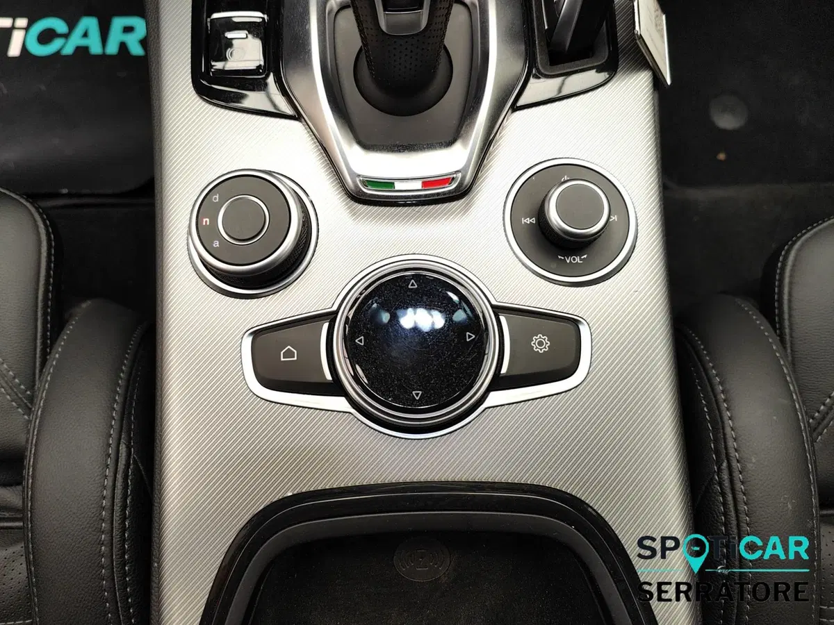 Alfa Romeo Stelvio usata a Como (16)