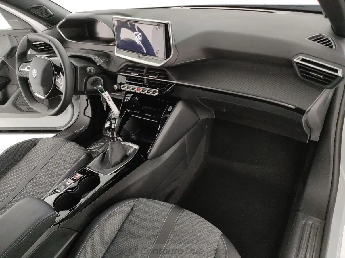 Peugeot 2008 nuova a Caserta (13)