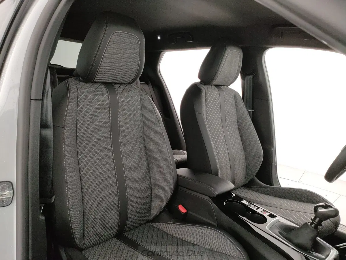 Peugeot 2008 nuova a Caserta (11)