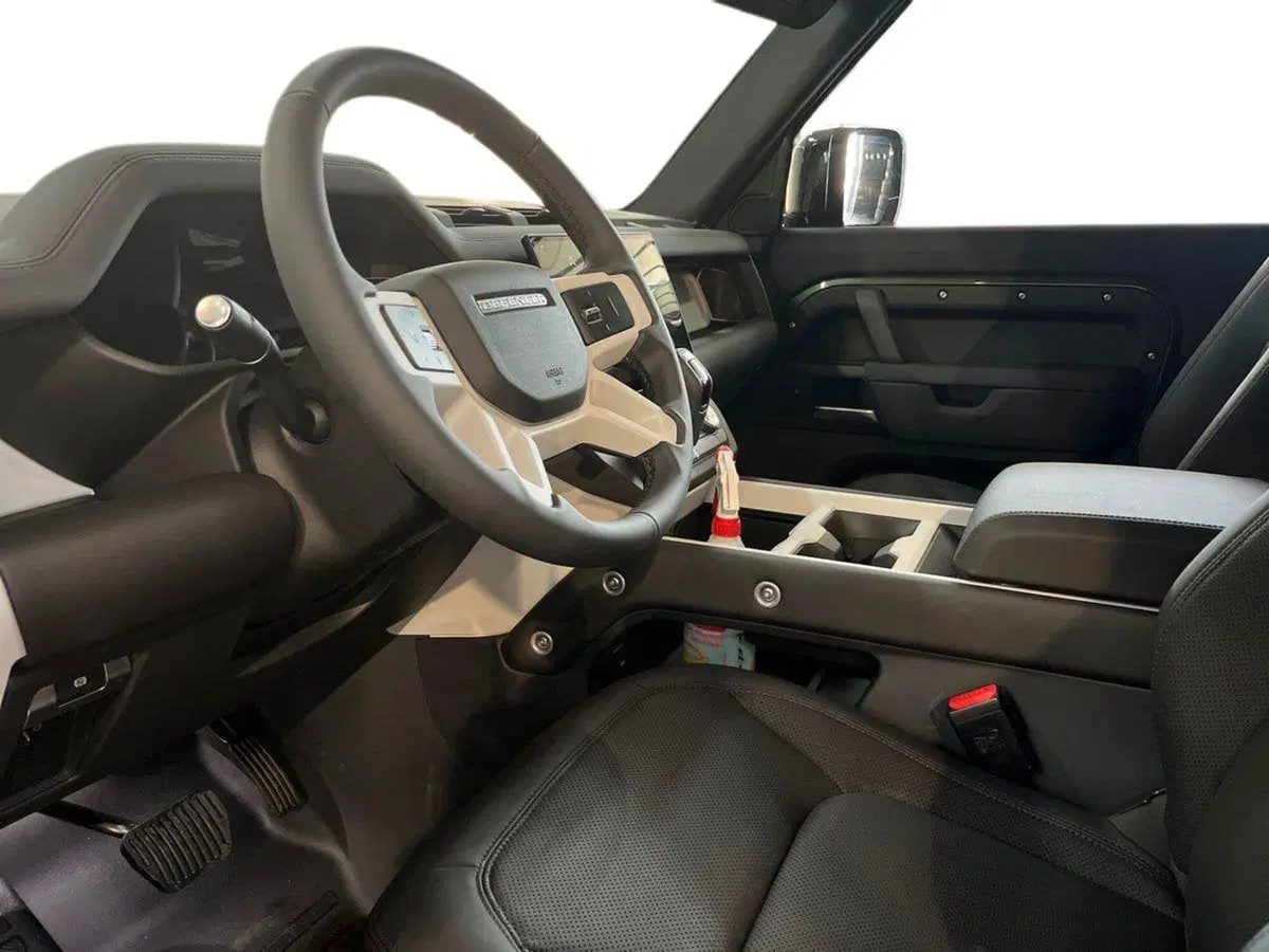 Land Rover Defender nuova a Bari (10)