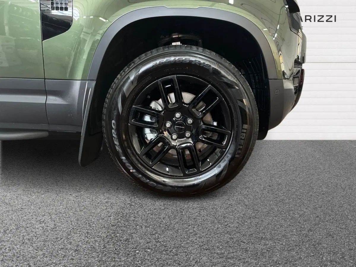 Land Rover Defender nuova a Bari (6)
