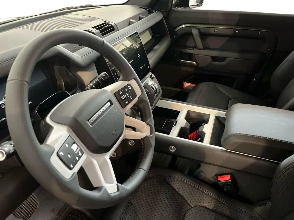 Land Rover Defender nuova a Bari (7)