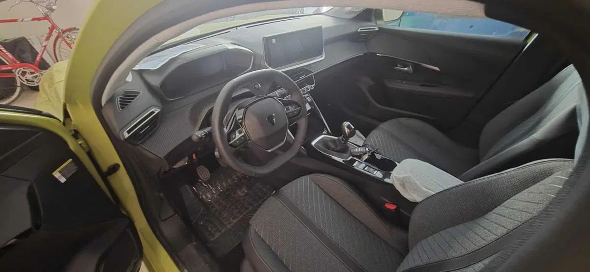Peugeot 208 nuova a Foggia (10)