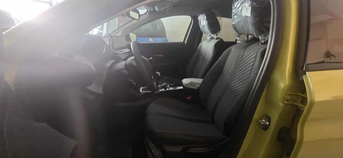 Peugeot 208 nuova a Foggia (13)