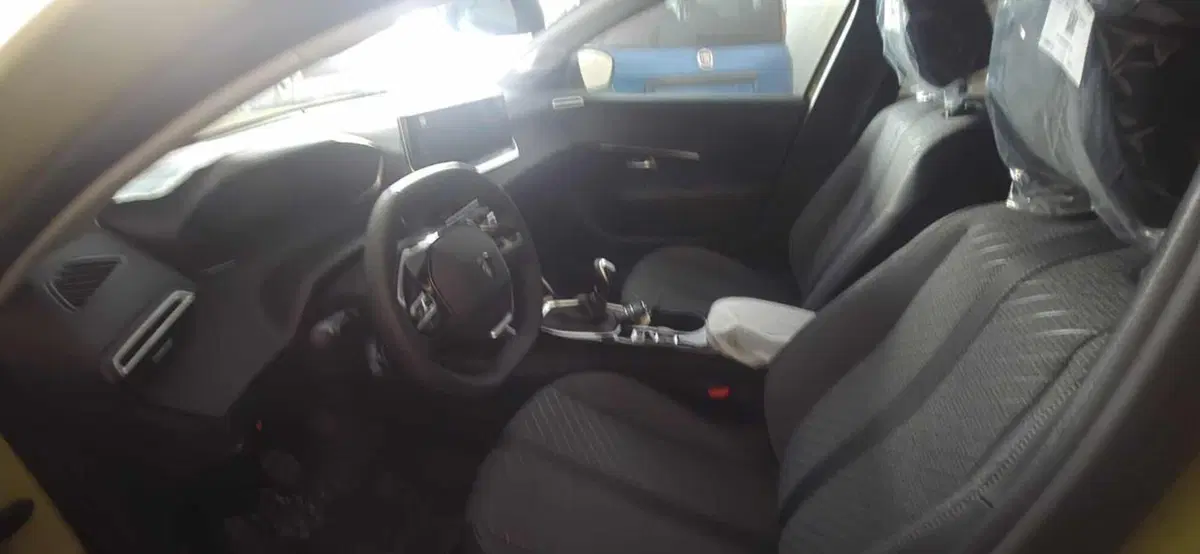 Peugeot 208 nuova a Foggia (2)