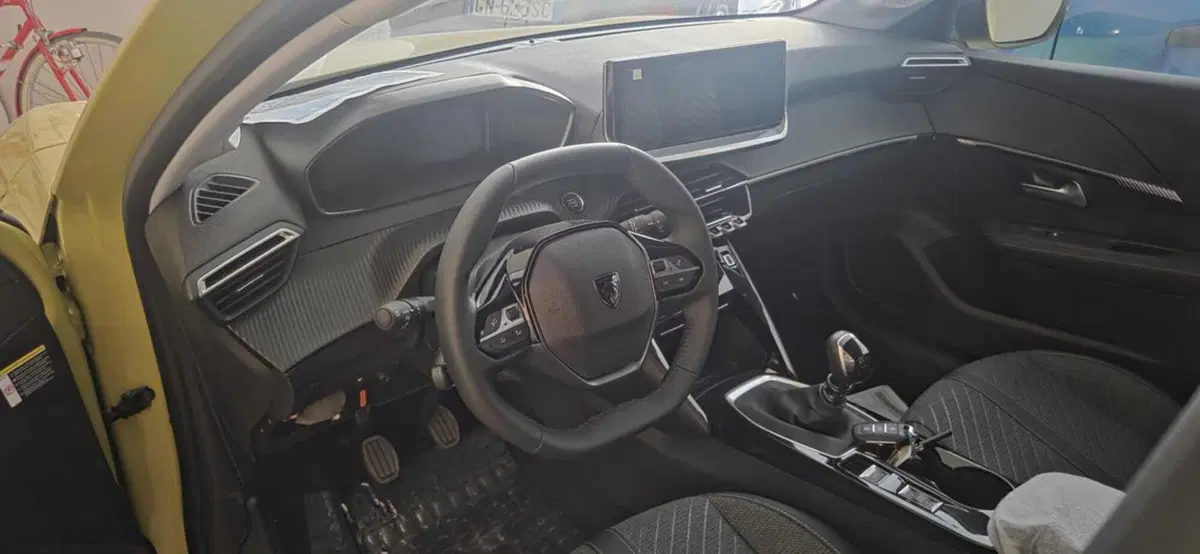 Peugeot 208 nuova a Foggia (3)