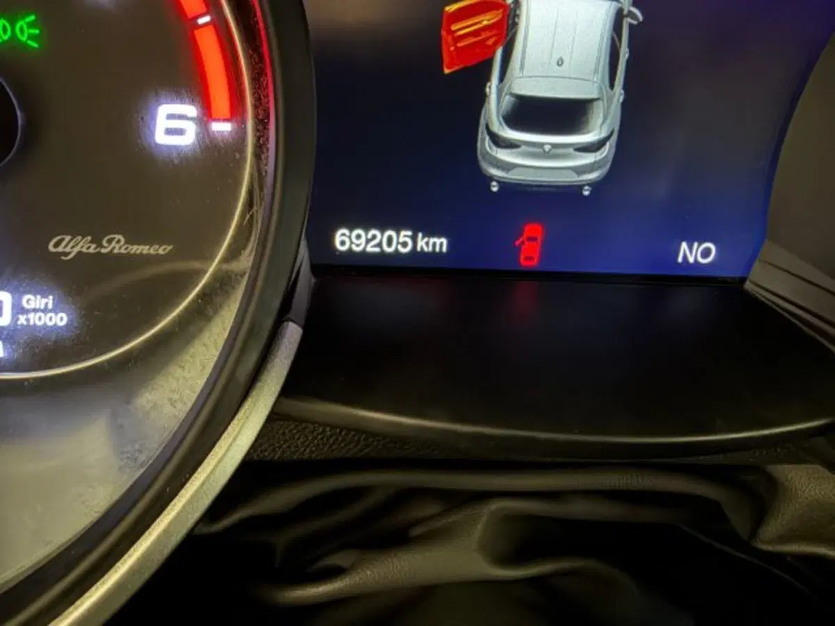 Alfa Romeo Stelvio usata a Cuneo (16)