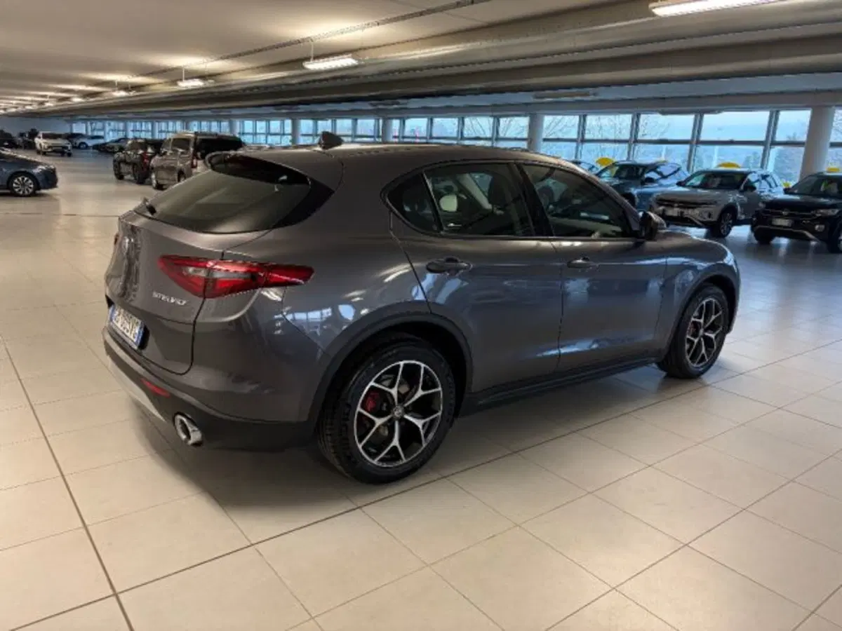 Alfa Romeo Stelvio usata a Cuneo (4)