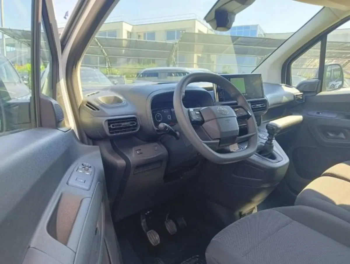 Toyota Proace City Furgone nuova a Brescia (6)