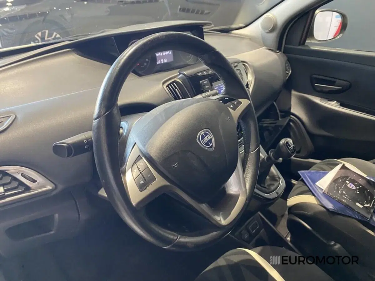 Lancia Ypsilon usata a Bari (10)