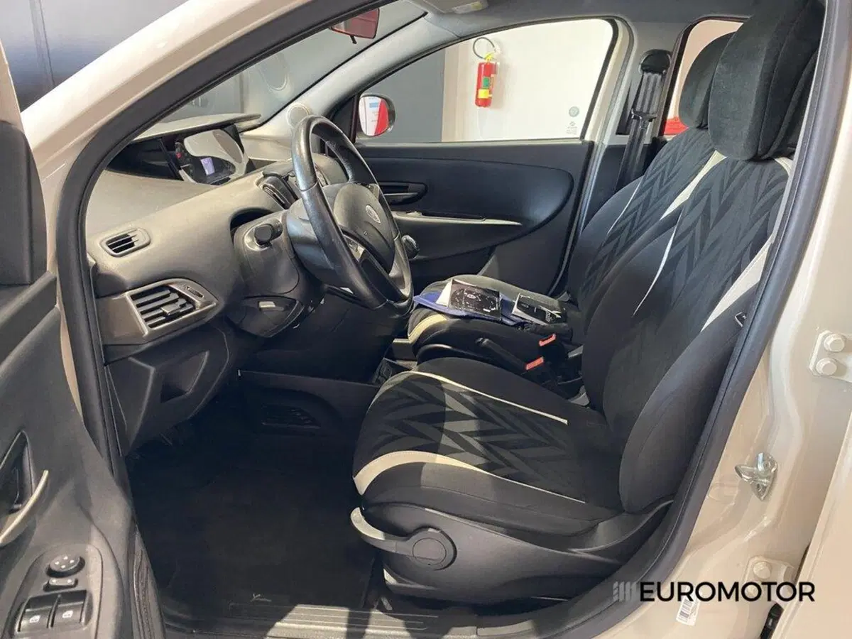 Lancia Ypsilon usata a Bari (11)