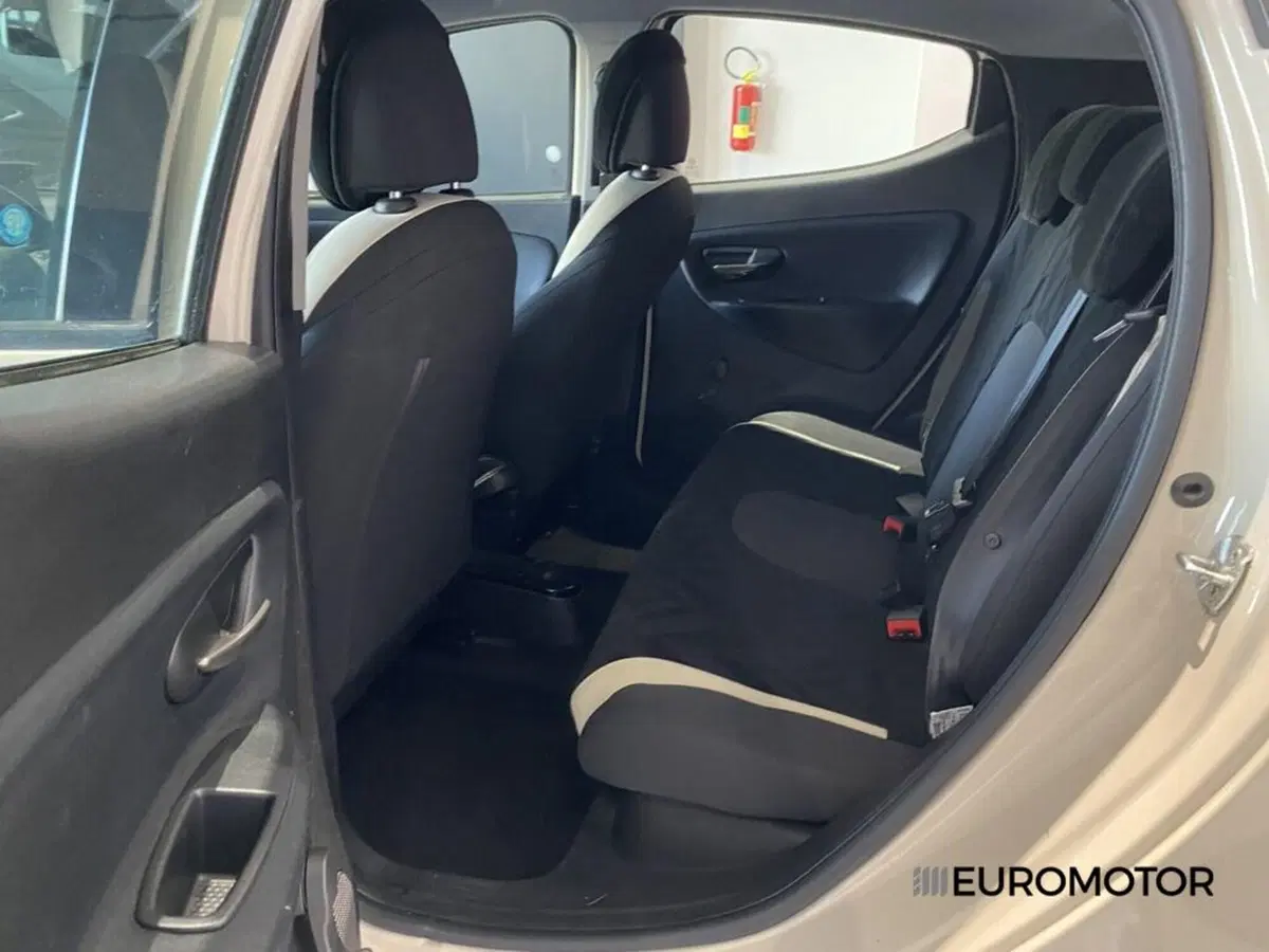 Lancia Ypsilon usata a Bari (12)