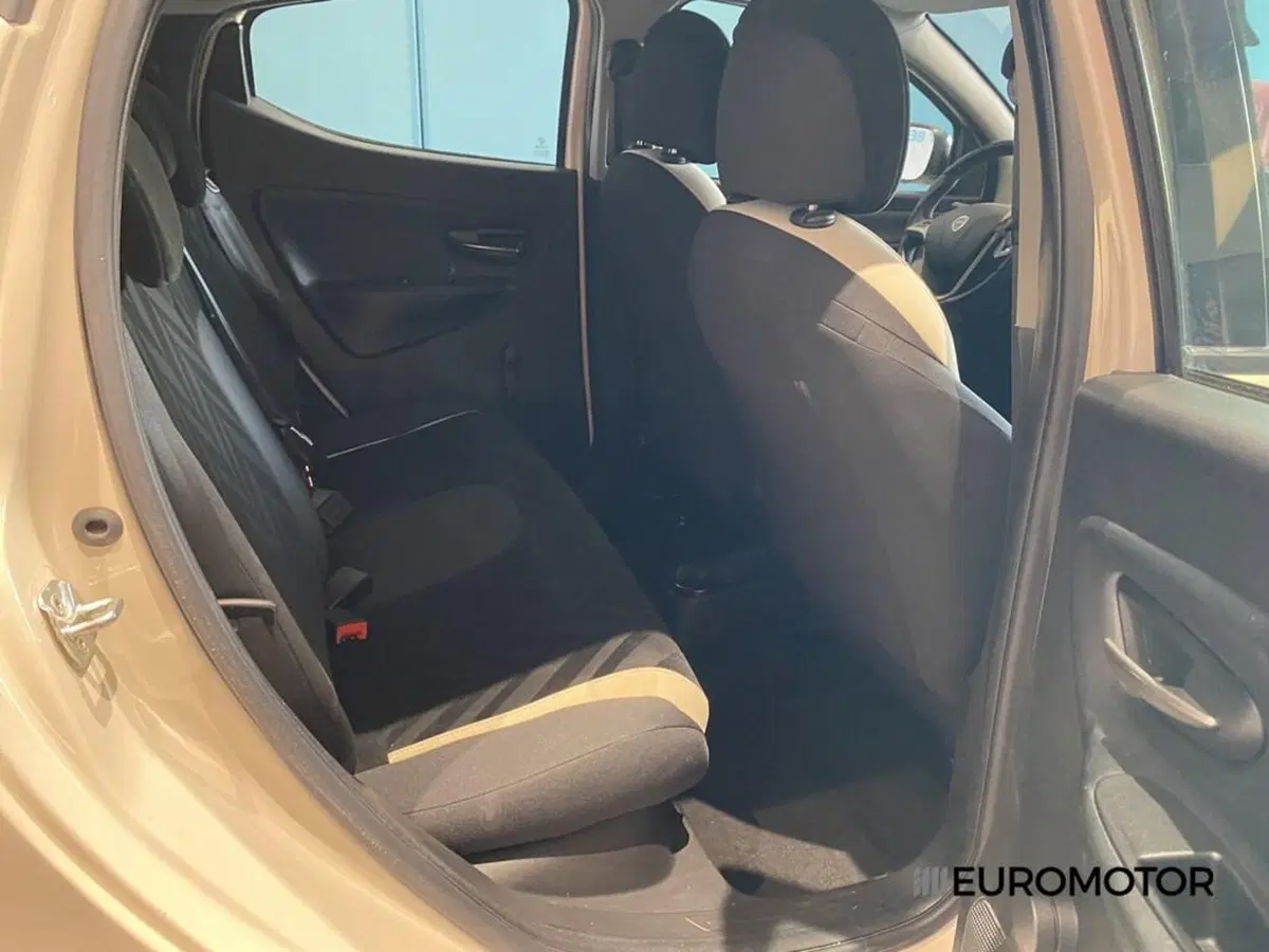 Lancia Ypsilon usata a Bari (15)