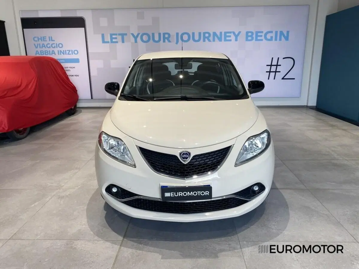 Lancia Ypsilon usata a Bari (2)