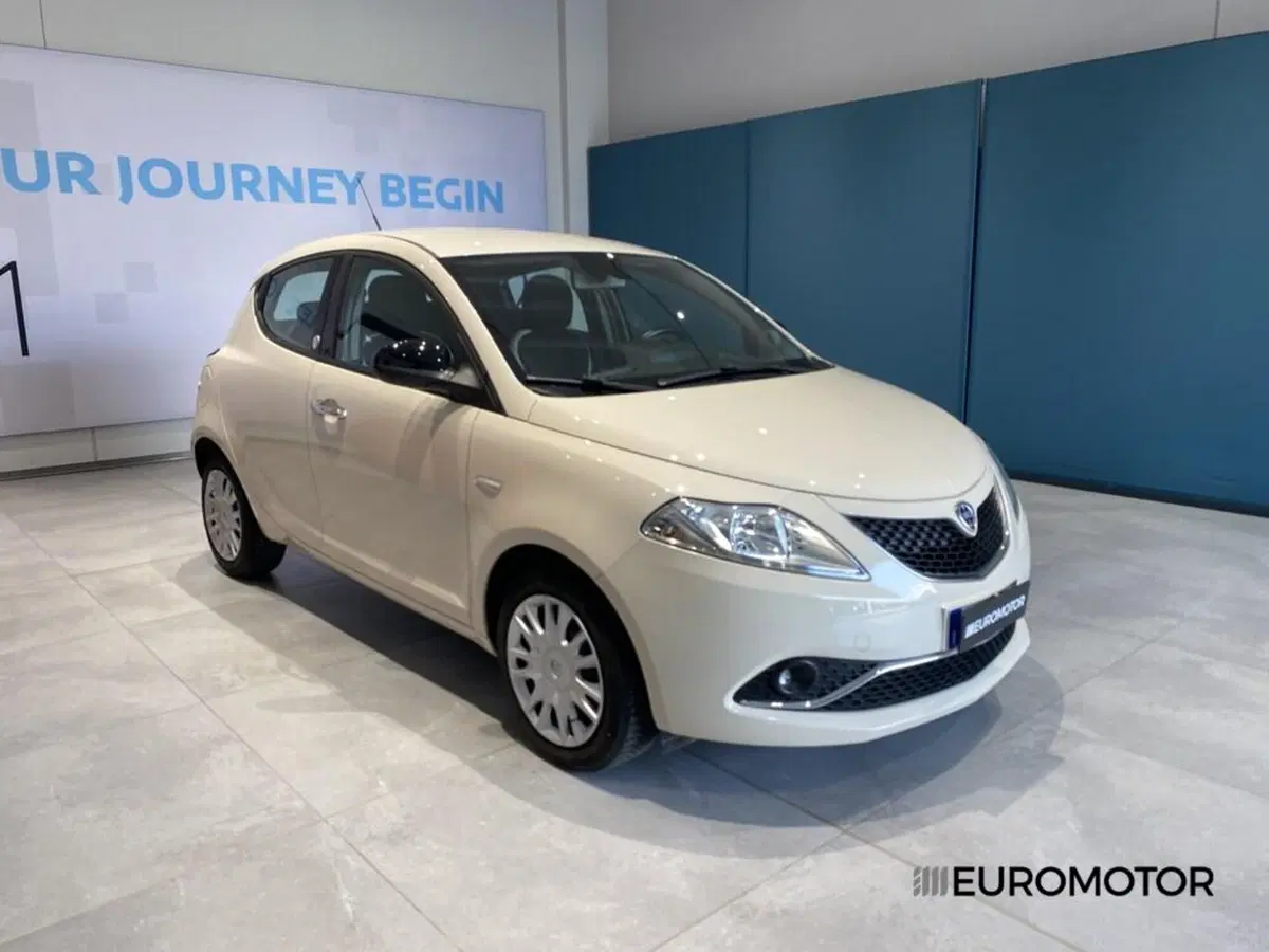 Lancia Ypsilon usata a Bari (3)