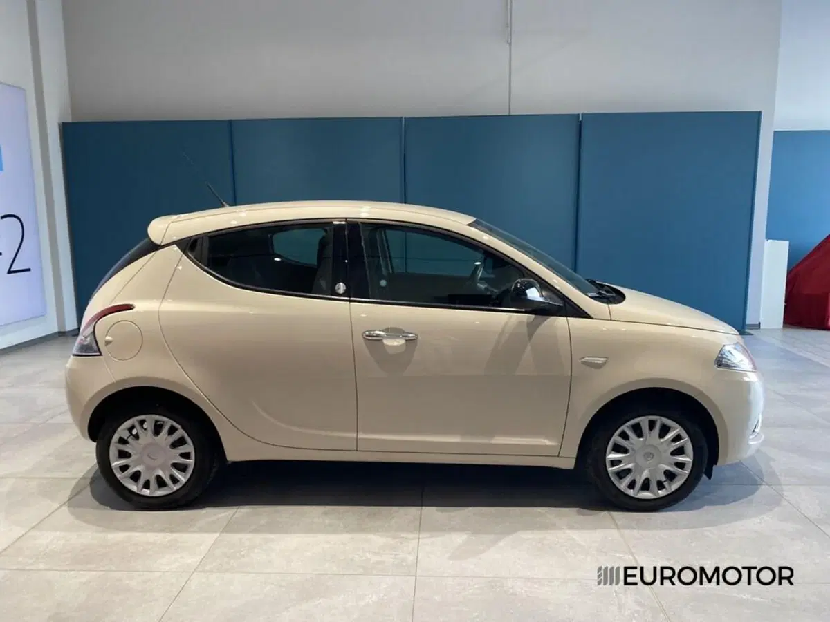 Lancia Ypsilon usata a Bari (4)