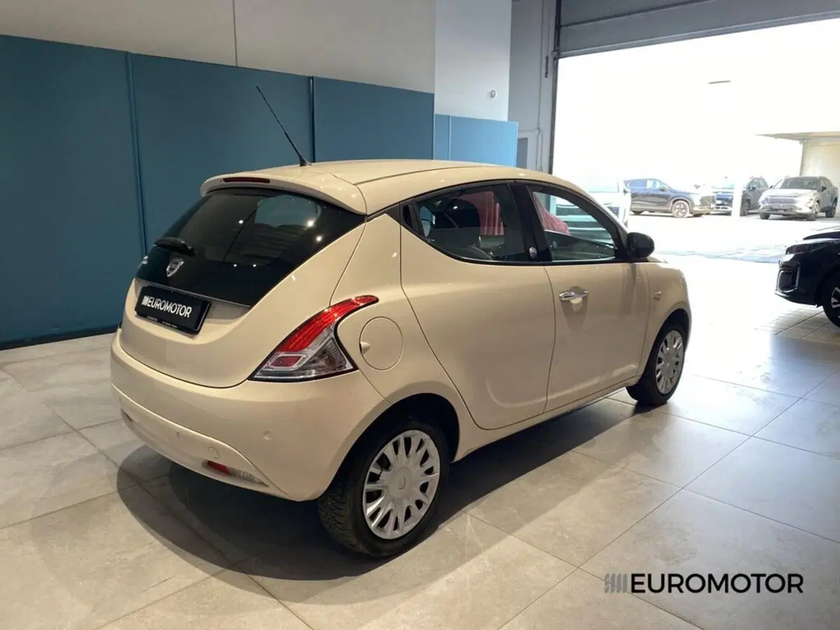 Lancia Ypsilon usata a Bari (5)