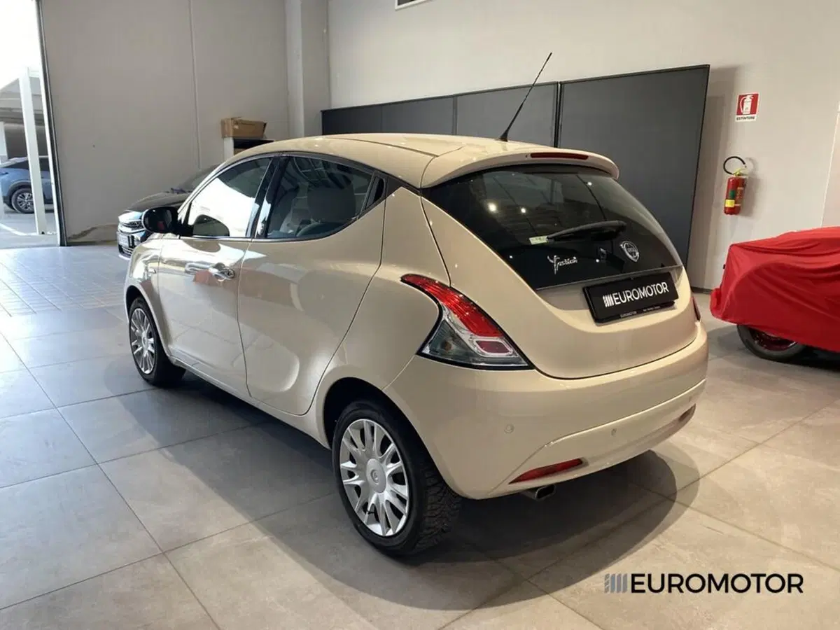 Lancia Ypsilon usata a Bari (7)