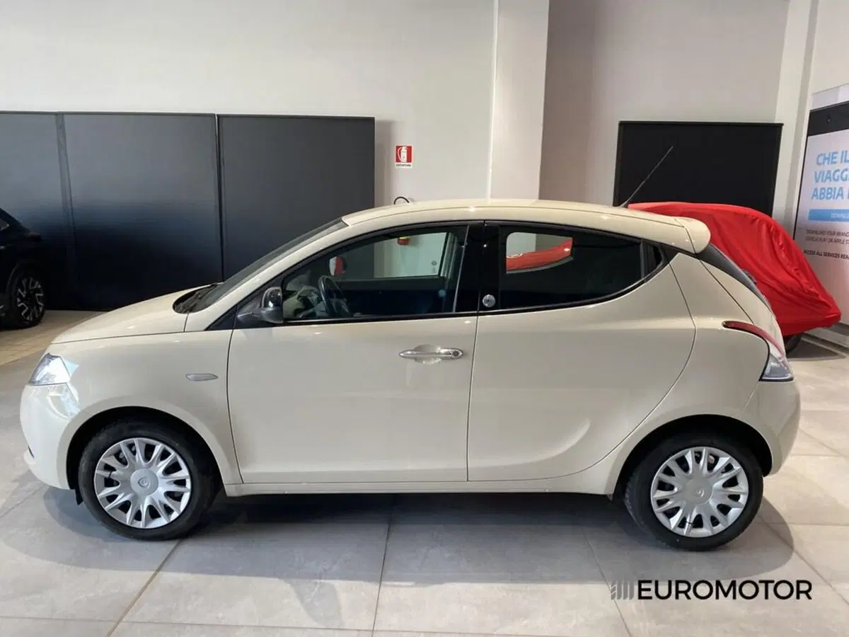 Lancia Ypsilon usata a Bari (8)