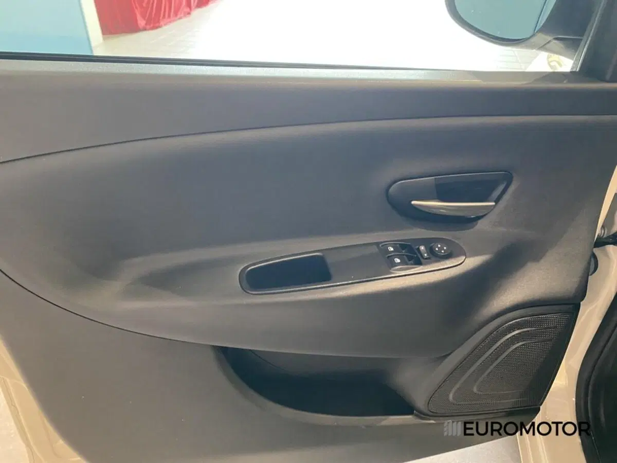 Lancia Ypsilon usata a Bari (9)