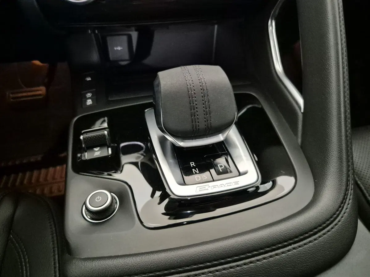 Jaguar E-Pace usata a Torino (11)