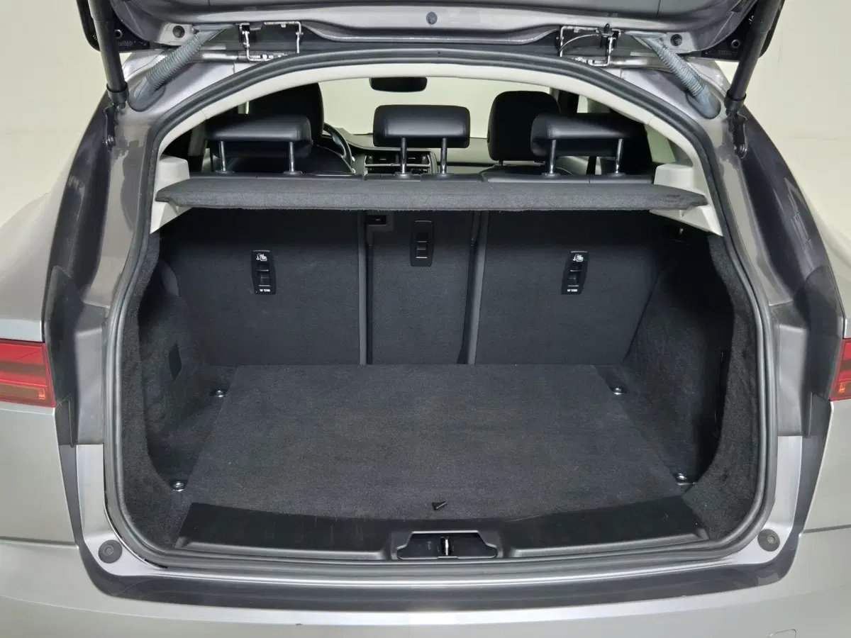 Jaguar E-Pace usata a Torino (13)