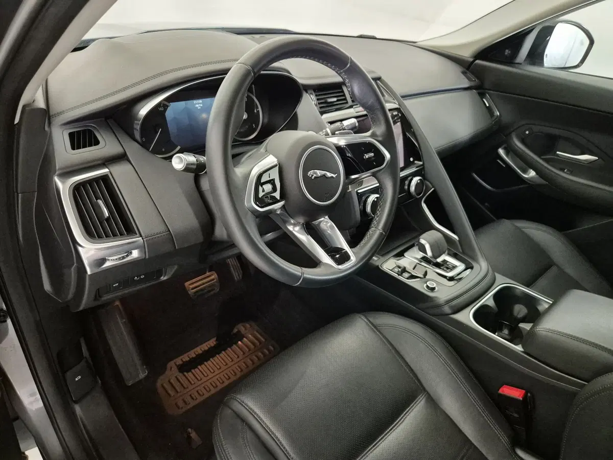 Jaguar E-Pace usata a Torino (17)