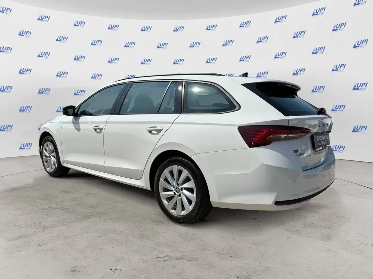 Skoda Octavia Station Wagon nuova a Prato (4)