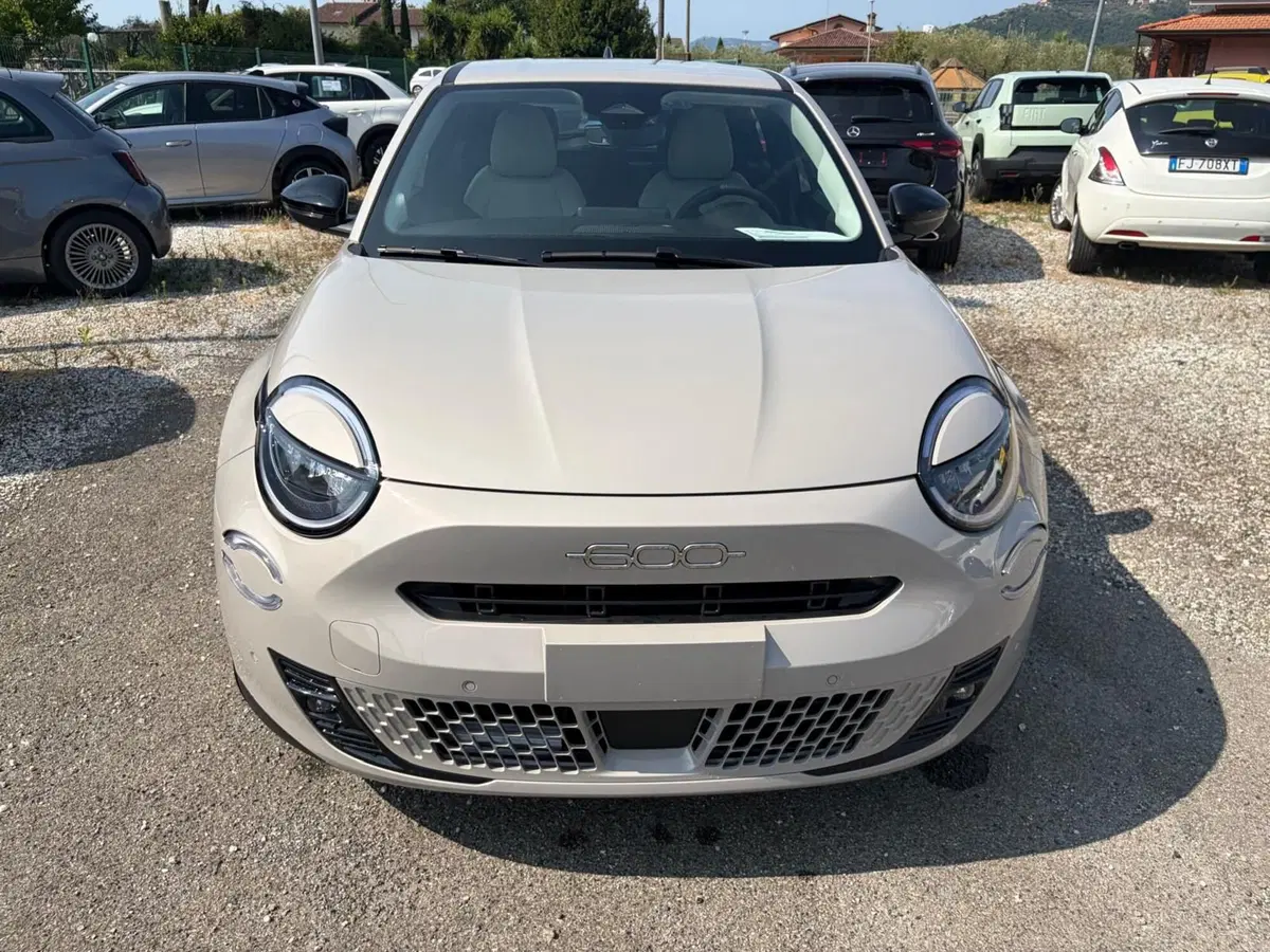 Fiat 600 nuova a La Spezia (2)
