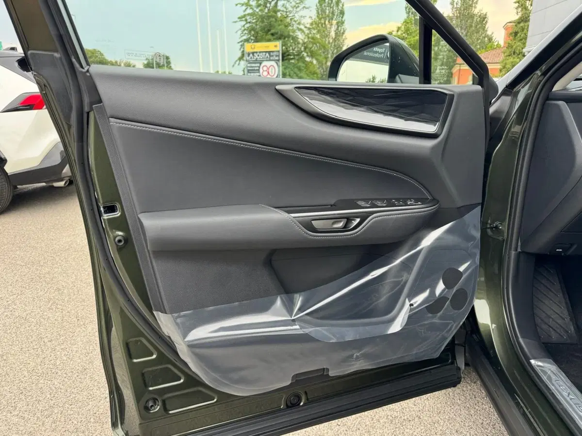 Lexus NX nuova a Modena (10)