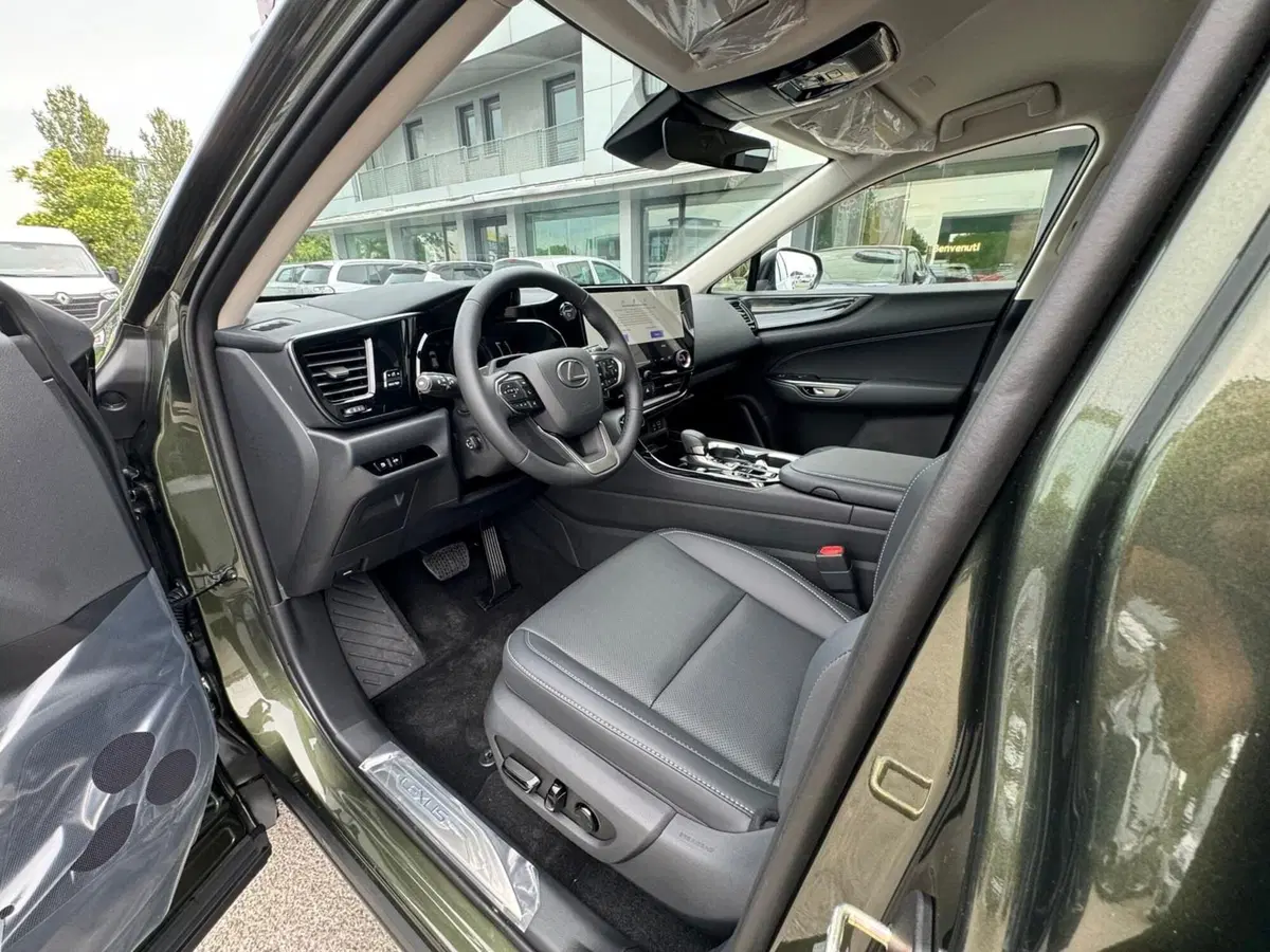 Lexus NX nuova a Modena (11)