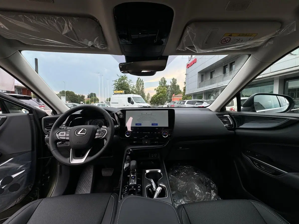 Lexus NX nuova a Modena (16)