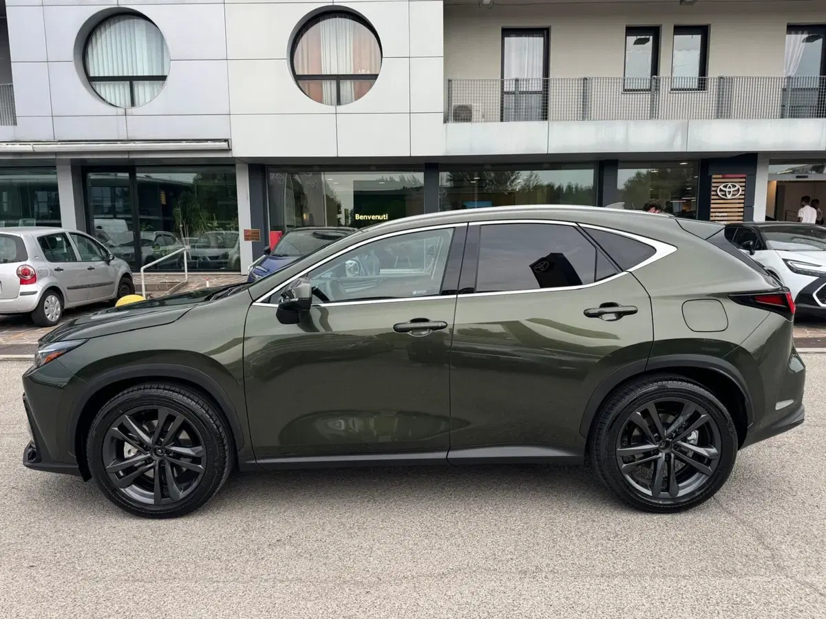 Lexus NX nuova a Modena (8)