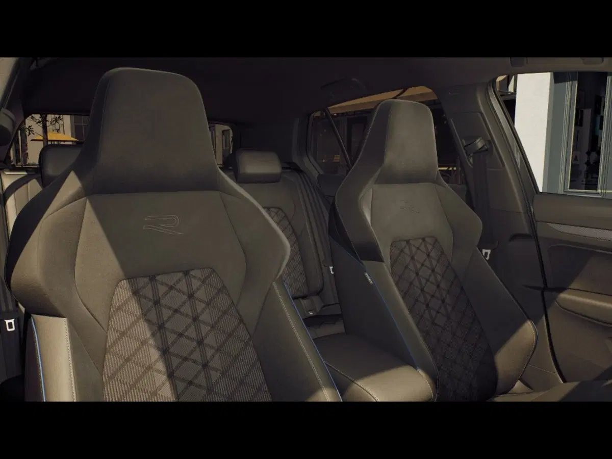 Volkswagen Golf nuova a Livorno (8)