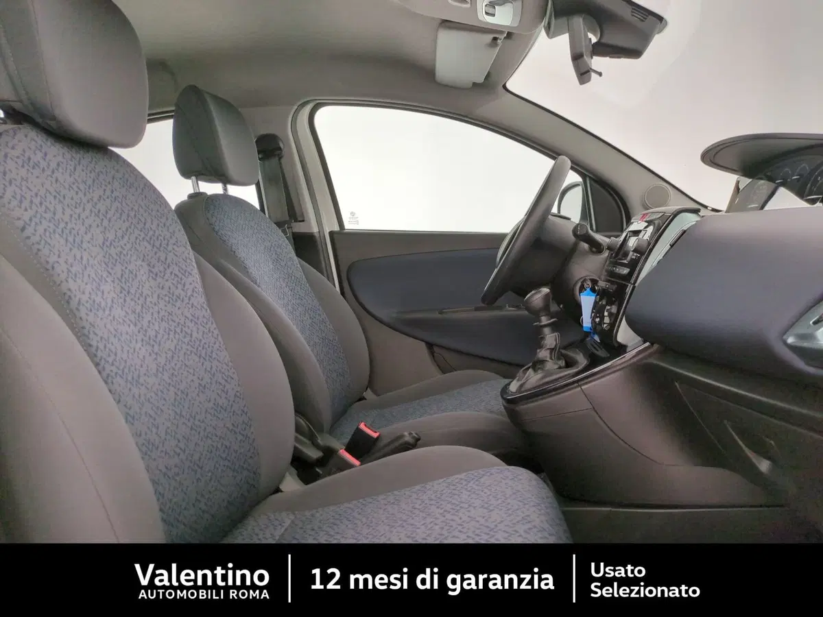 Lancia Ypsilon usata a Roma (12)