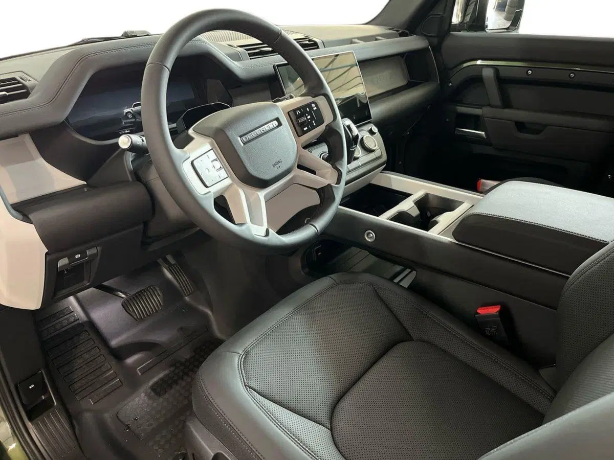 Land Rover Defender nuova a Bari (10)