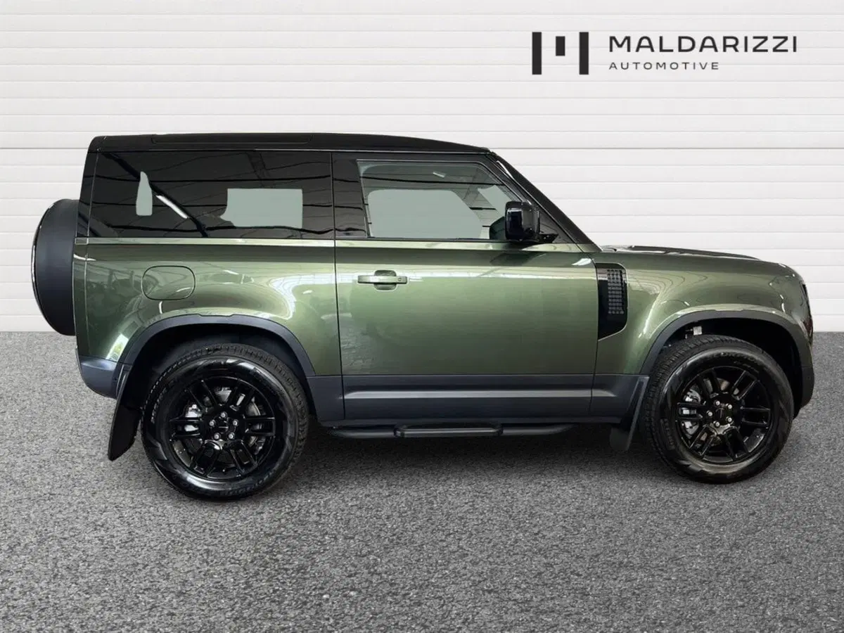 Land Rover Defender nuova a Bari (5)