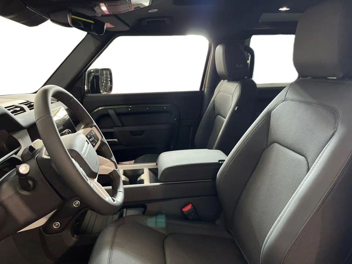 Land Rover Defender nuova a Bari (7)