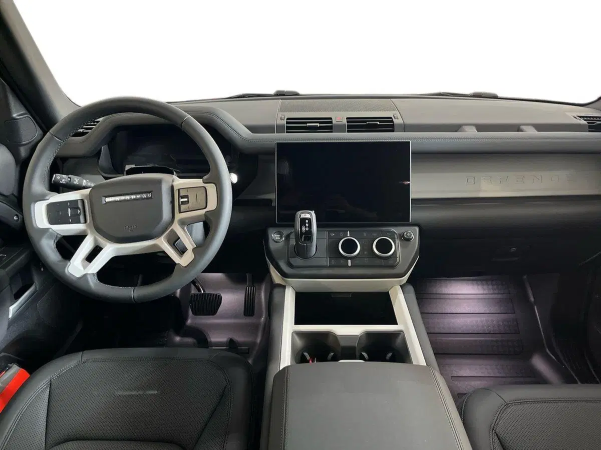 Land Rover Defender nuova a Bari (8)