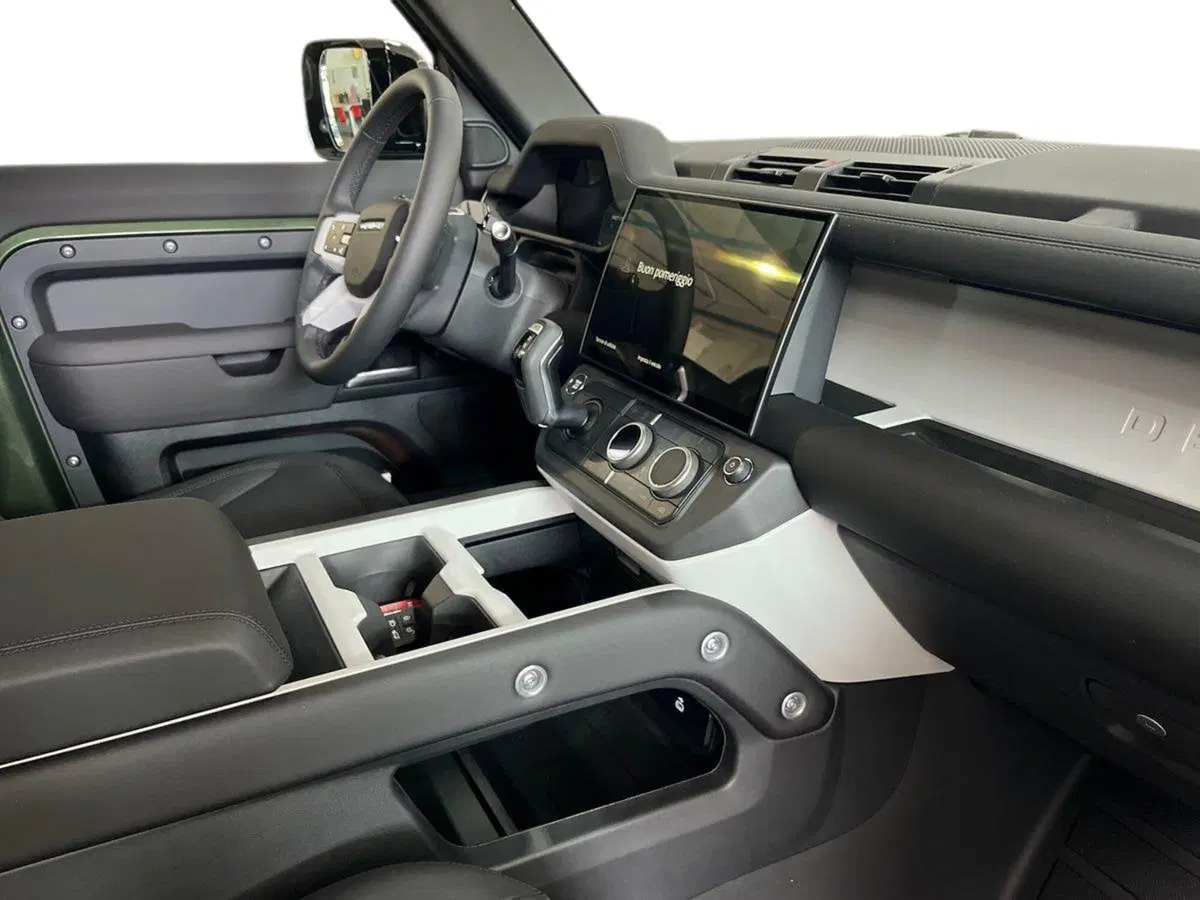 Land Rover Defender nuova a Bari (9)